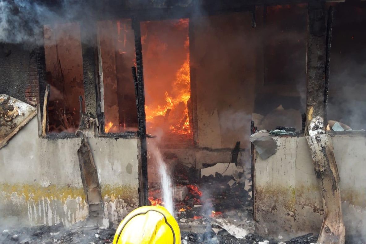 Incendiu în Câmpina! Două case, cuprinse de flăcări