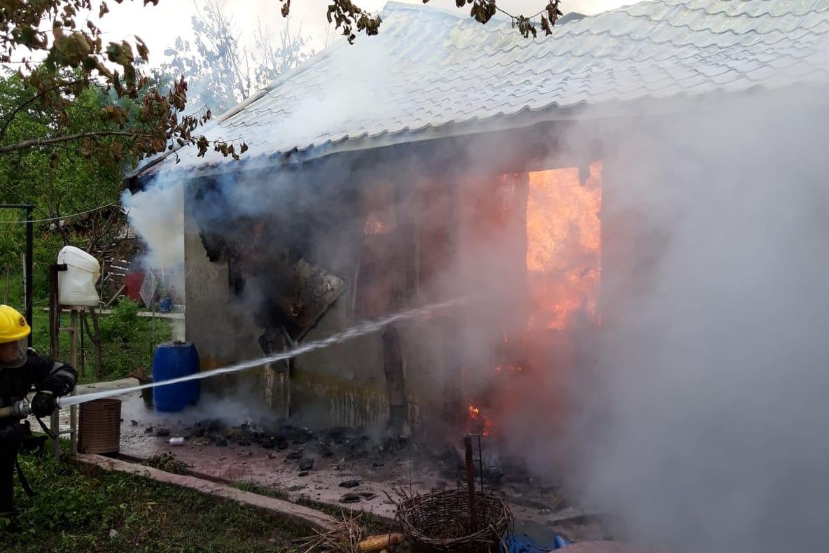 Incendiu violent la o locuință din comuna Brazi. Două persoane rănite