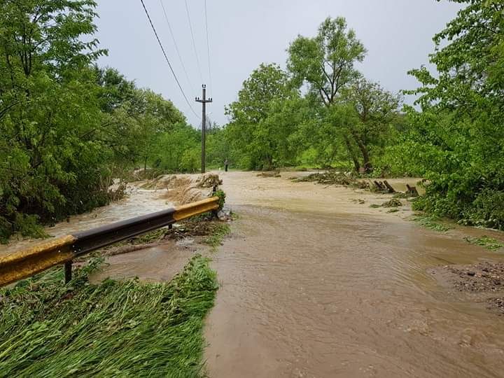 Viitură într-o localitate din Prahova! 30 de persoane au fost evacuate
