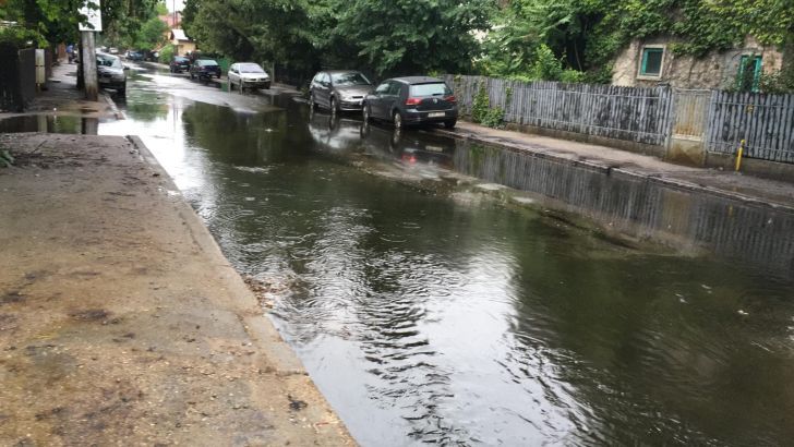 Ploieşti, ”mica Veneție”! Pe stada Poieniţei canalizarea a refulat cu păcură