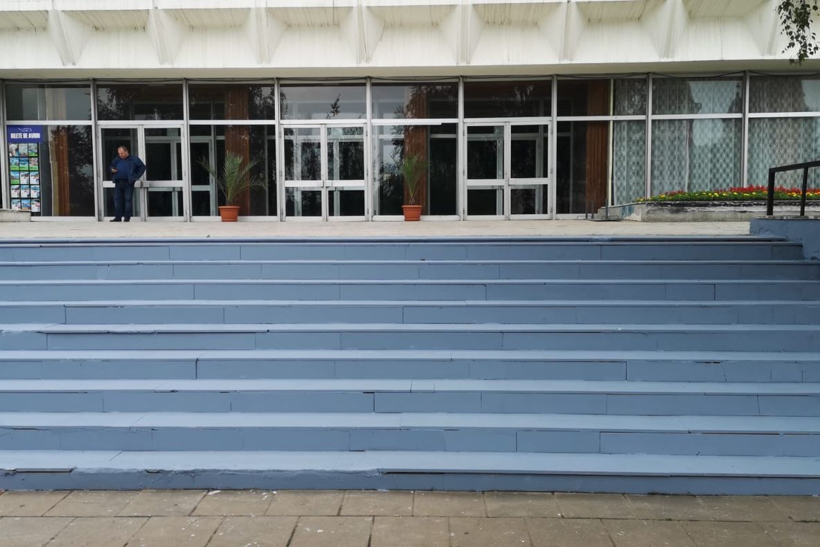 FOTO Ca pe vremuri! Scărilede marmură ale Casei Sindicatelor din Ploiești vopsite pentru vizita președintelui Iohannis!