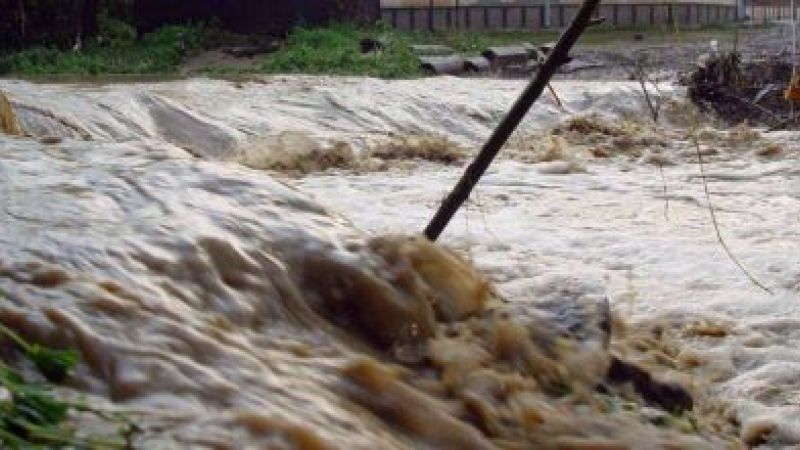 UPDATE Unul dintre copiii luați de viituri, găsit de pompieri | VIDEO