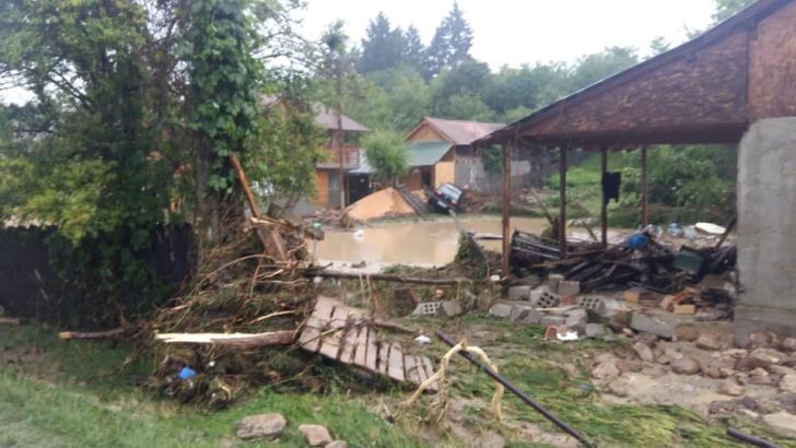FOTO Imaginile dezastrului lăsat de viituri în Prahova. A fost COD ROSU în zona Lapoș, Sângeru, Mizil!