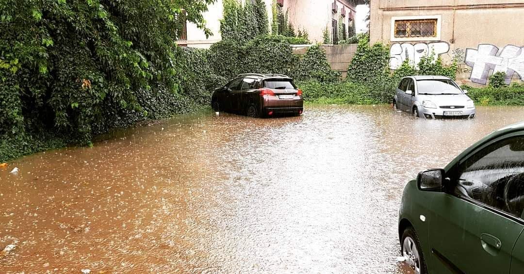 FOTO / VIDEO Centrul Ploieștiului inundat și fără curent electric