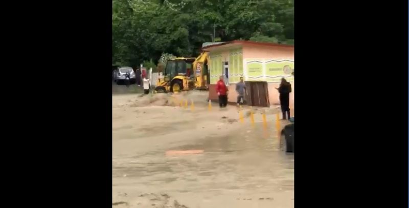 Centrul orașului Slănic, sub apă | VIDEO