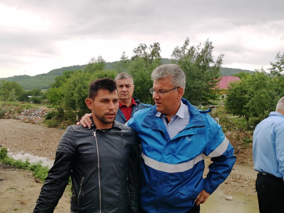 VIDEO| Ministrul Ioan Deneș, declarație ȘOC în prezența tatălui celor patru copii luați de viitură la Sângeru: Eram cu un program foarte încărcat, după cum știți, vizita Papei în România