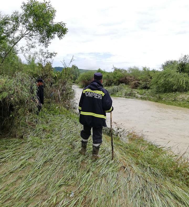Sute de pompierii vor căuta sâmbătă cel de al patrulea copil luat de viitură la Sângeru