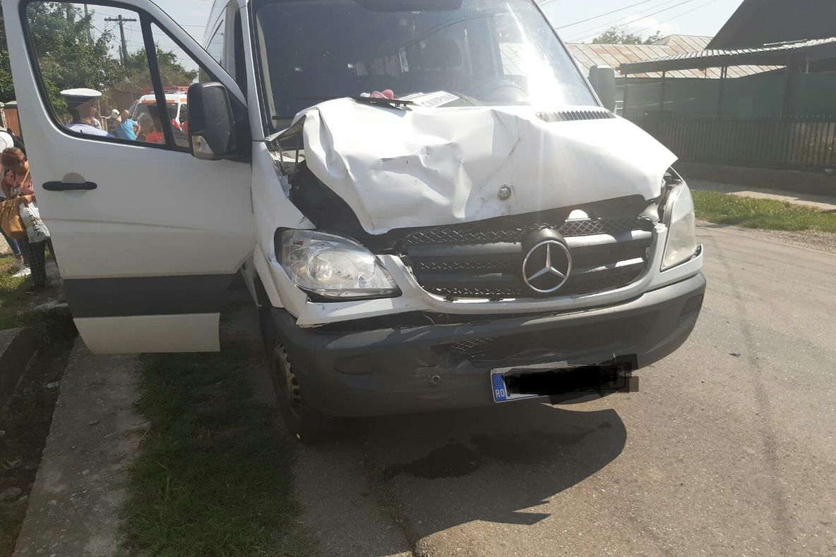 FOTO Microbuz implicat intr-un accident la Nedelea. Patru persoane rănite