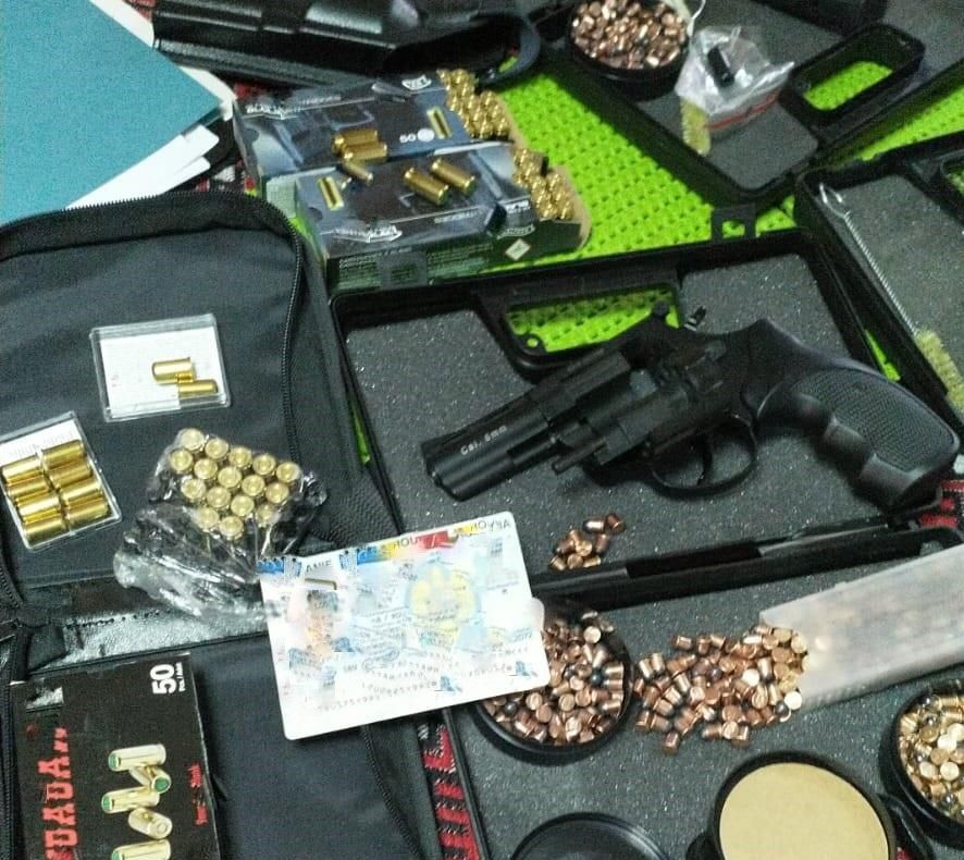 FOTO. Percheziții în Ploiești într-un dosar de nerespectare a regimului armelor și munițiilor