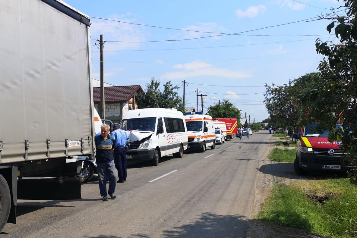 FOTO| Microbuz cu 20 de persoane, implicat într-un accident rutier grav la Nedelea
