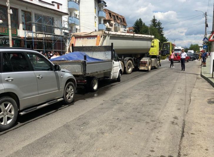Accident la Văleni de Munte. Șoferului unui TIR i s-a făcut rău la volan și a avariat alte două autovehicule