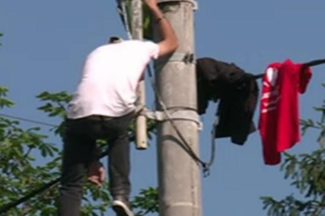 Tentativă de suicid în Ciorani. Motivul incredibil pentru care un tânăr a amenințat că se aruncă de pe un stâlp