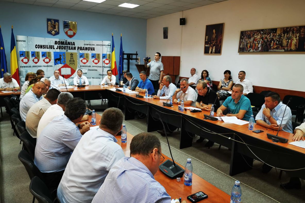 Conducerea Rosal, față-n față cu primarii din Prahova. Dezbateri pe tema rezilierii contractului privind salubritatea | VIDEO