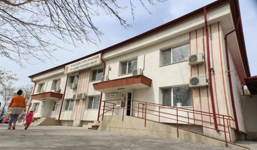 Turist în stare gravă la spitalul, după ce a căzut de la etajul unui hotel, în zona Padina-Peștera