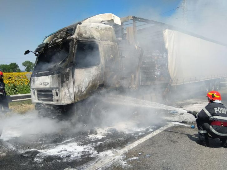 TIR cuprins de flăcări pe DN1, în zona localității Comarnic