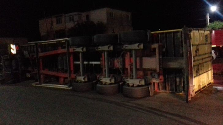 Trafic restricționat pe DN1B. TIR răsturnat în sensul giratoriu de la Albești Paleologu