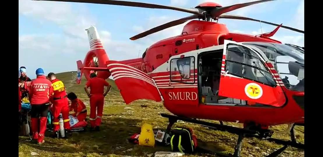 FOTO| Turistă din Israel, transportată cu elicopterul la spital după ce i s-a făcut rău pe Vârful Omu