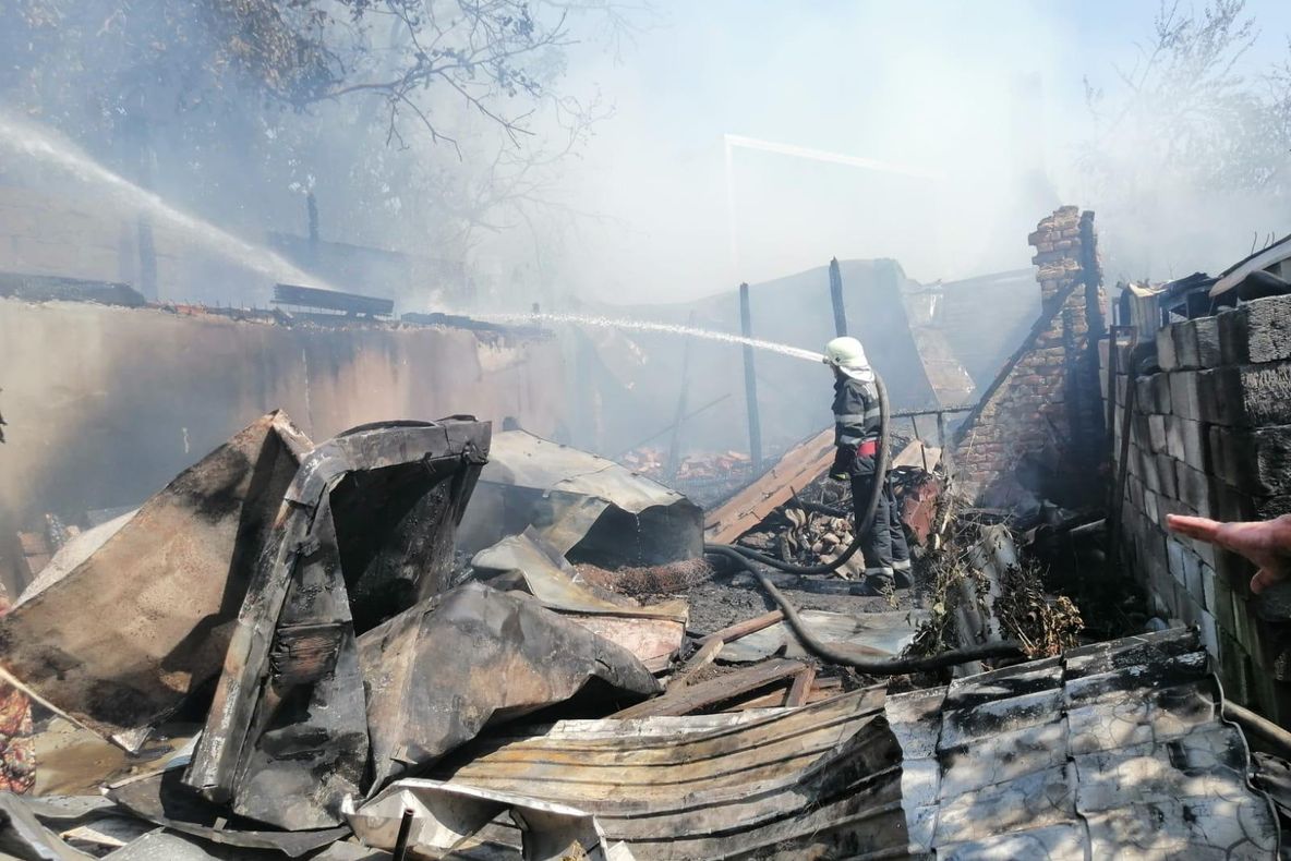 VIDEO| Casă din Ploiești mistuită de flăcări