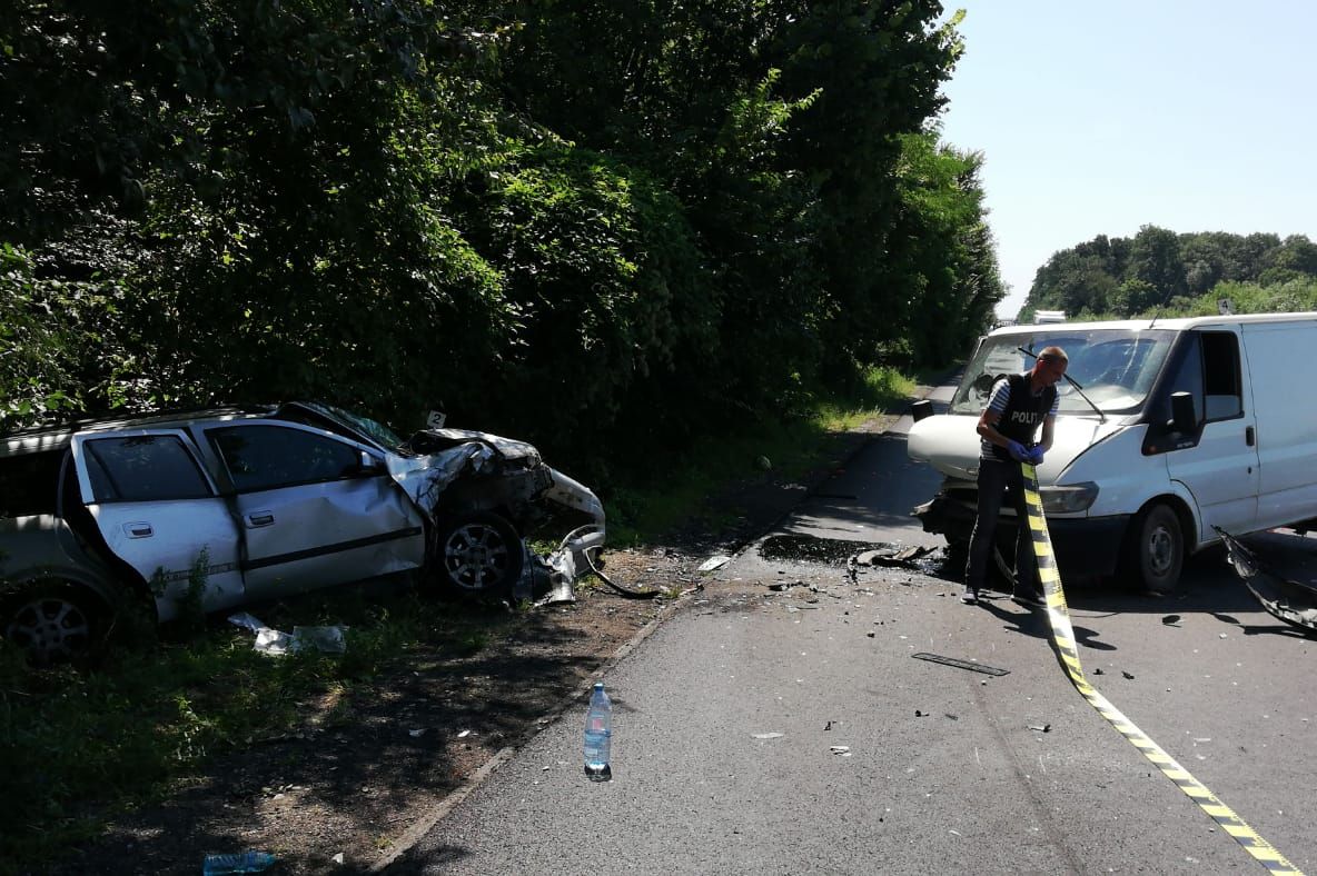 FOTO| Cinci persoane,printre care un minor, rănite într-un accident grav la Puchenii Mari