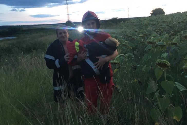 Doi copii luați de viitură la Filipeștii de Pădure. Unul a fost salvat. 300 de pompieri caută al doilea copil