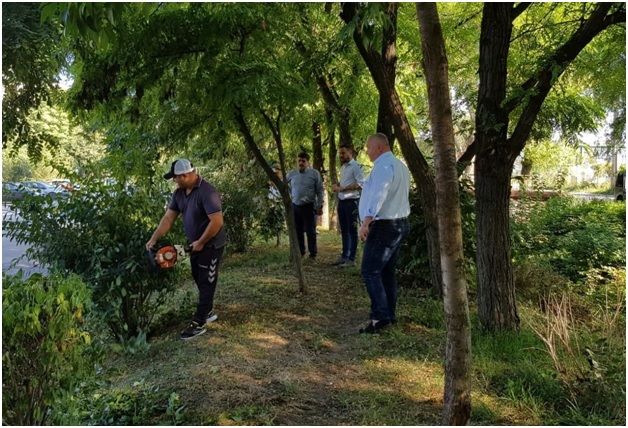 Acțiunea de ecologizare a albiei pârâului Dâmbu, sub supravegherea viceprimarului Ganea