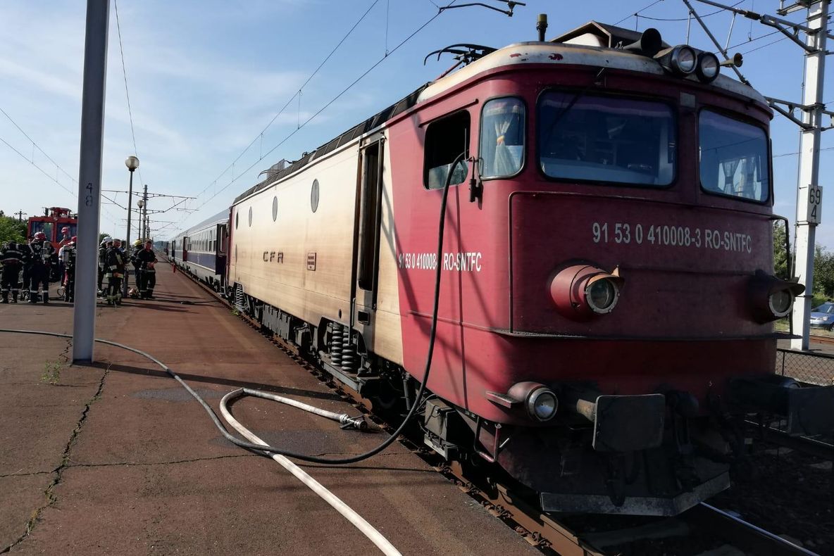 FOTO| Locomotivă cuprinsă de flăcări la un tren care circula pe ruta Broșov-București! Călătorii au fost evacuați