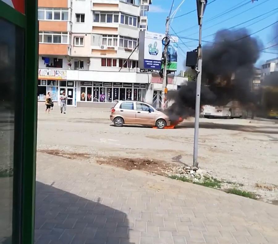 Mașină cuprinsă de flăcări în parcearea AFI Ploiești