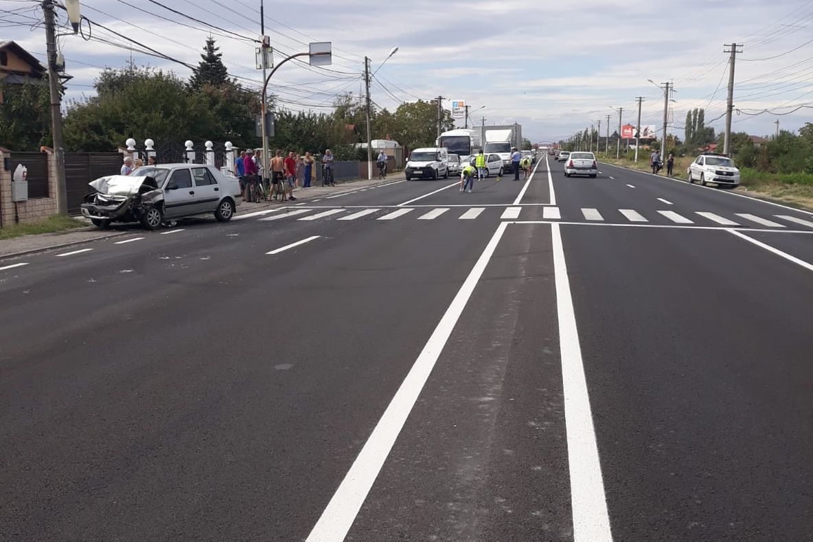 FOTO| Două persoane rănite în urma unui accident produs pe DN1, la Bărcănești