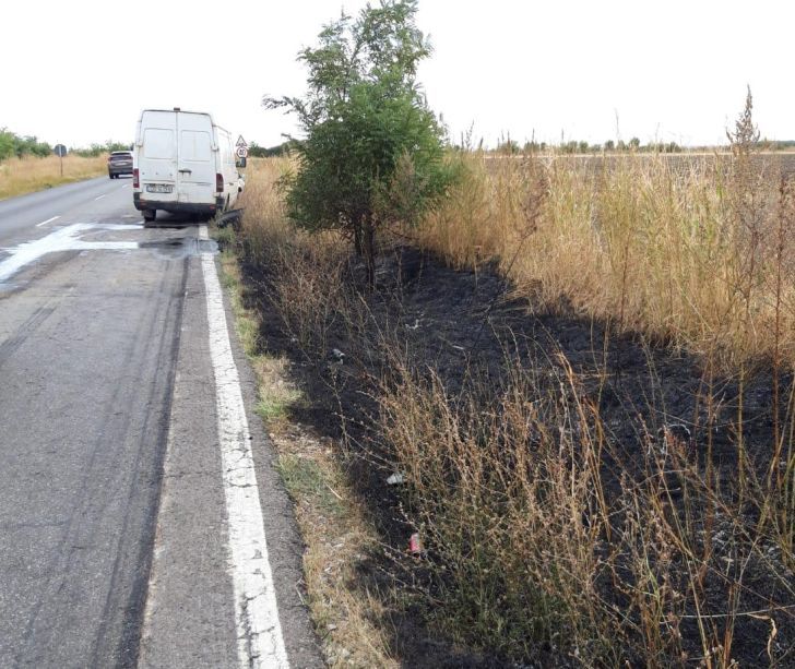 FOTO Cinci maşini implicate într-un accident pe DN1 B, la Loloiasca. Impactul a declanșat un incendiu de vegetație