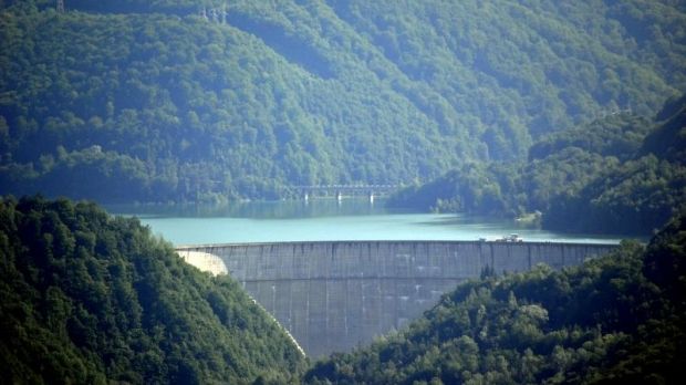 VIDEO Tentativă de sinucidere la Barajul Paltinu! Femeie în vârstă de 38 de ani salvată la timp de pompieri!