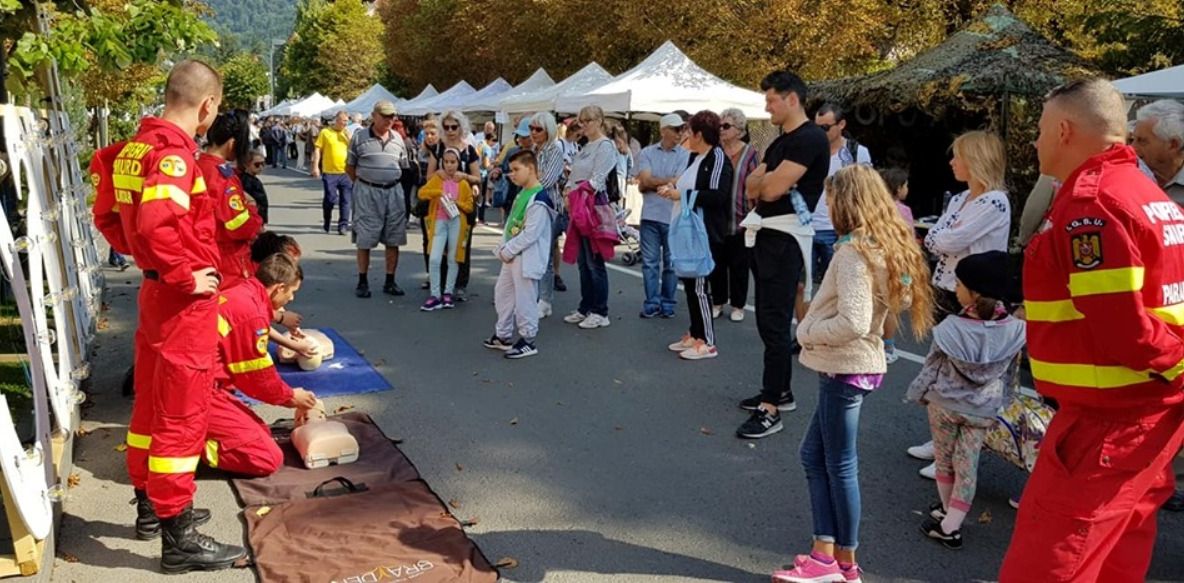Aproape 2.000 de persoane au luat cursuri de prim-ajutor, la Sinaia, în cadrul Caravanei SMURD