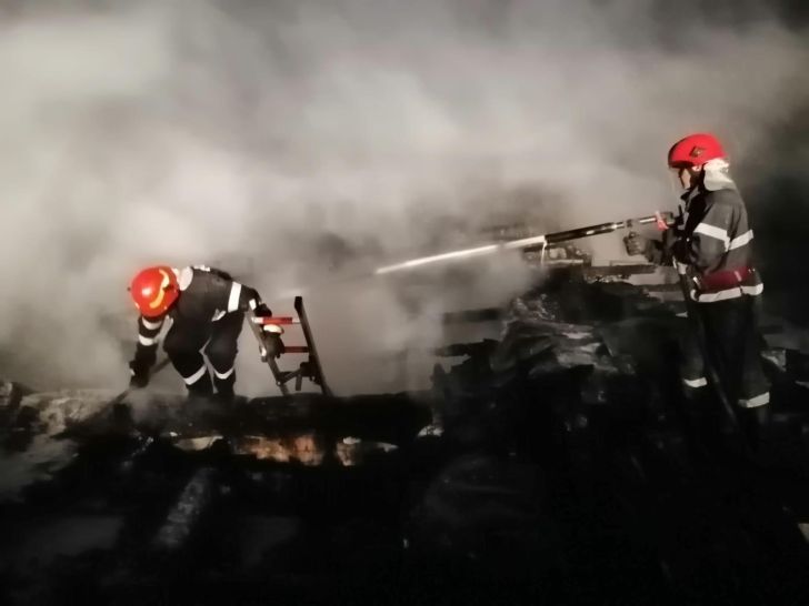 Incendiu devastator în comuna Teișani! Au fost mobilizați 16 pompieri