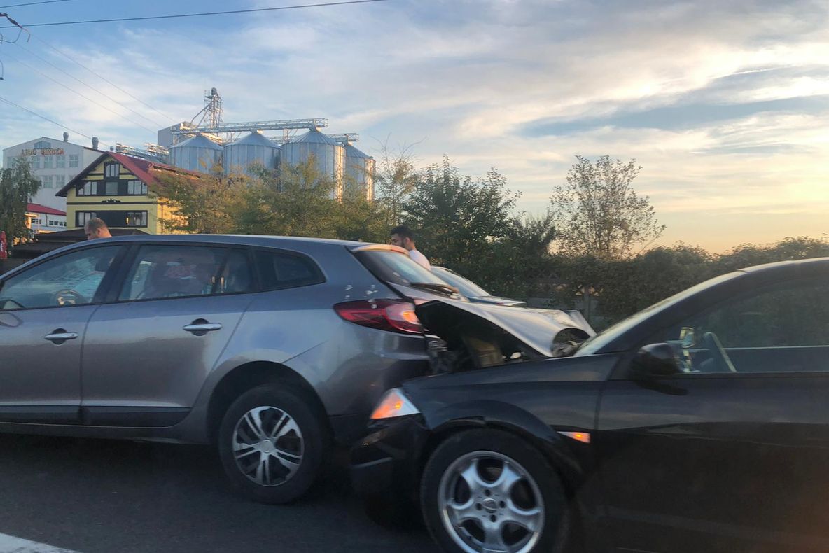 FOTO EXCLUSIV! Accident în lanț pe DN1, în apropiere de Ploiești. Trafic îngreunat