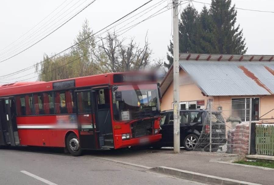 Un autobuz cu 14 călători, implicat într-un accident rutier la Brebu. O femeie și un copil au ajuns la spital