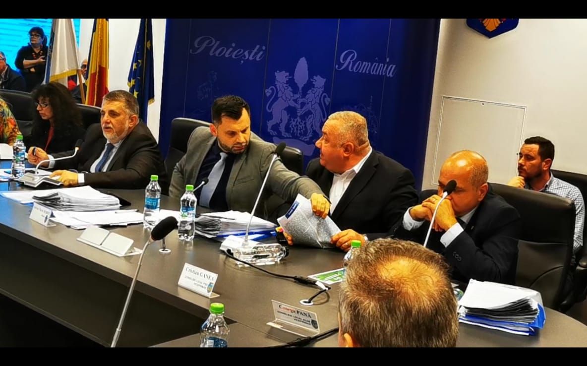 VIDEO| Ieșire nervoasă a viceprimarului Ganea  în timpul ședinței CL Ploiești: Ați dat lucrarea cu încredințare directă unei firme! Ia mâna de pe documentele mele