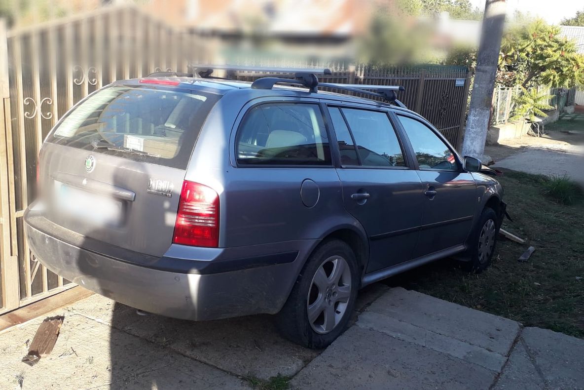 FOTO| Accident la Românești. Femeie spulberată de o mașină în timp ce  stătea pe bancă în fața porții