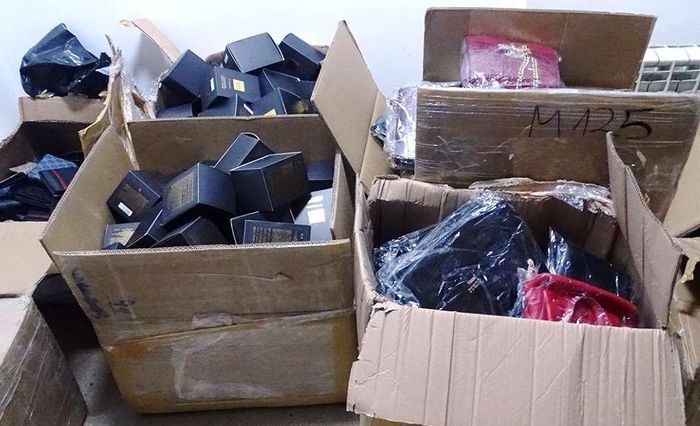 Sute de articole contrafăcute, confiscate de polițiștii prahoveni. Au fost aplicate amenzi de peste 55.000 lei