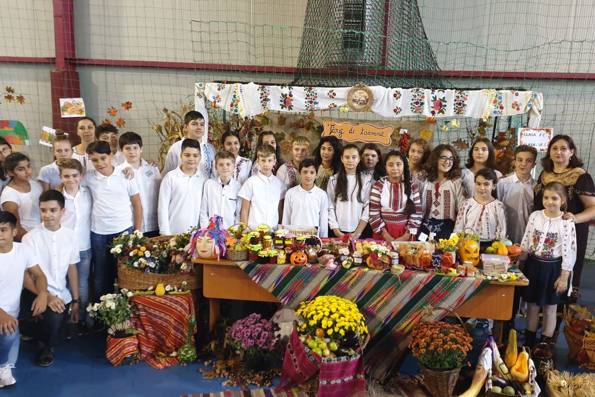 FOTO&amp;VIDEO| ”Festivalul Toamnei”, un eveniment inedit organizat de elevii de la “Mihai Eminescu” din Ploiești prin care au strâns bani pentru modernizarea școlii