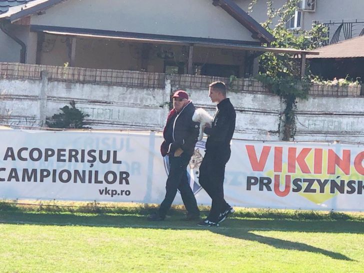 FOTO EXCLUSIV Flavius Stoican, antrenorul Petrolului, la un meci din campionatul județean din Prahova