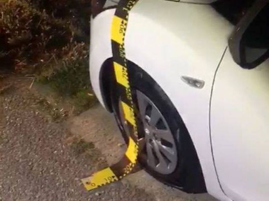 Unui polițist din Prahova i-au fost tăiate anvelopele mașinii drept răzbunare pentru că a întocmit un dosar penal!