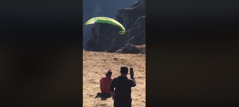 VIDEO| Momentul în care parapantistul din Ungaria a încercat să-și ia zborul de la Crucea Eroilor, dar a căzut în gol
