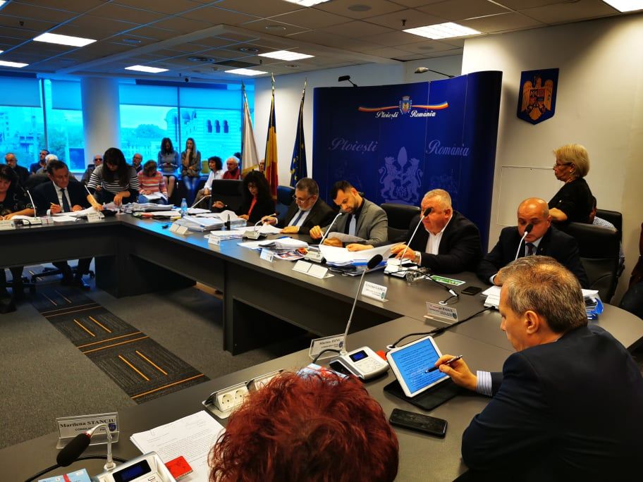 VIDEO | Scandal monstru în ședința Consiliului Local Ploiești pe tema parcărilor condominiale