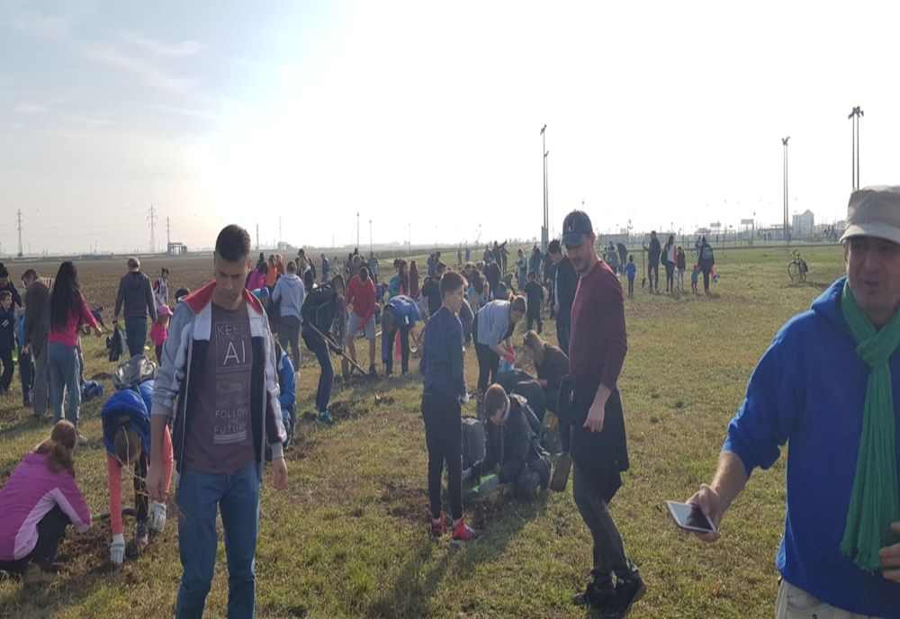 Peste 200 de ploieșteni s-au alăturat acțiunii Asocițiației Stop Poluării Orașului Ploiești, Plantăm un pom, salvăm un om”