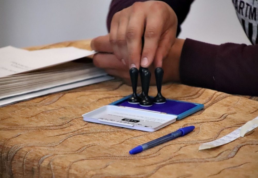 Membră a unei secţii de votare din Prahova şi-a strivit degetul în uşa toaletei!