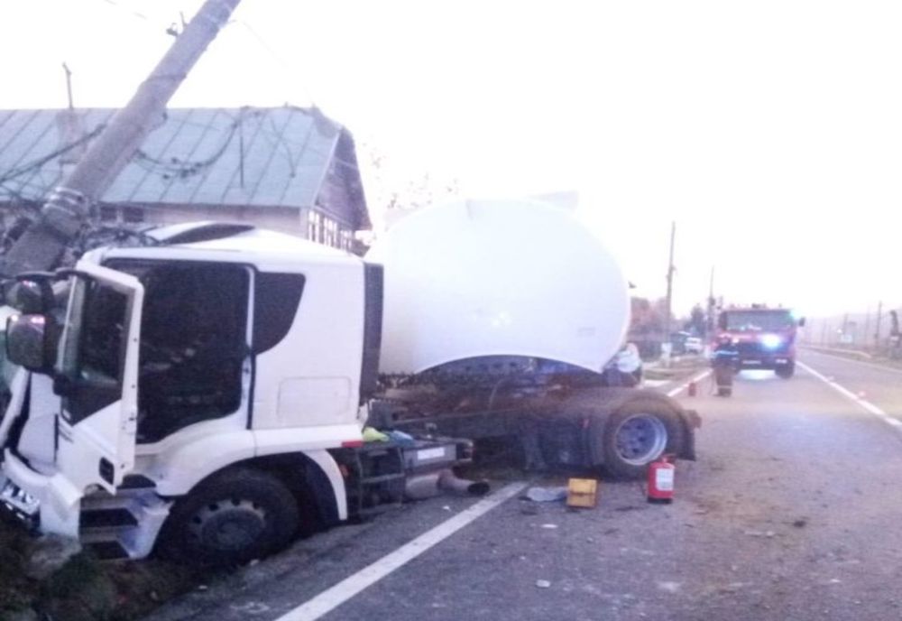 Peste 100 de gospodării din Comarnic fără curent electric în urma accidentului rutier în care a fost implicată o cisternă