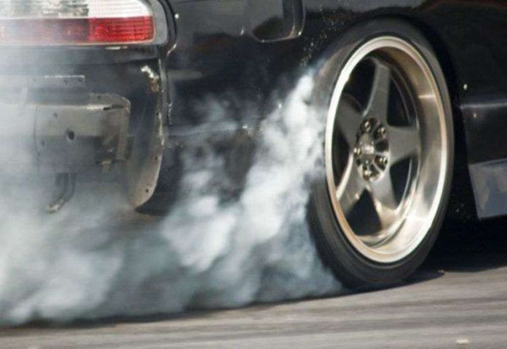 Un tânăr fără permis a luat mașina iubitei pentru a face drifturi prin Ploiești. Acum are dosar penal