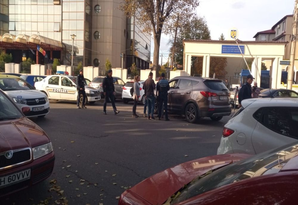 VIDEO| Interlopii au atacat un bărbat, bănuit că a fi denunțător, chiar în fața sediului DIICOT Ploiești