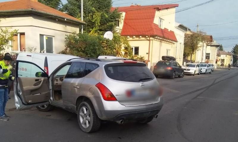 Urmărire ca-n filme pe străzile din Ploiești! Un șofer fără permis a provocat un accident, încercând să fugă de polițiști