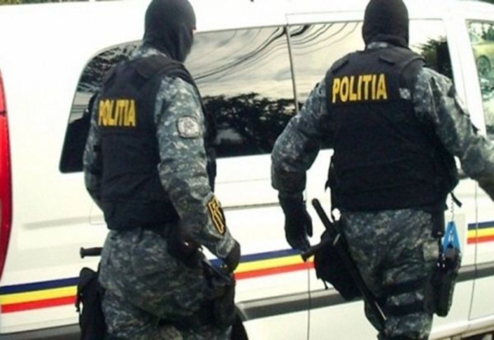 VIDEO Percheziții în Prahova la persoane acuzate trafic de droguri