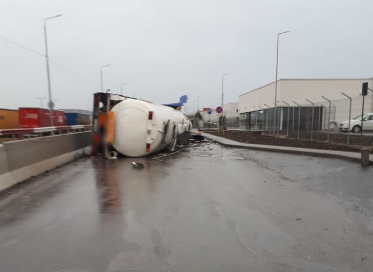 Cisternă cu motorină răsturnată în Parcul Industrial Ploieşti! Trafic restricţionat! Scurgeri de combustibil
